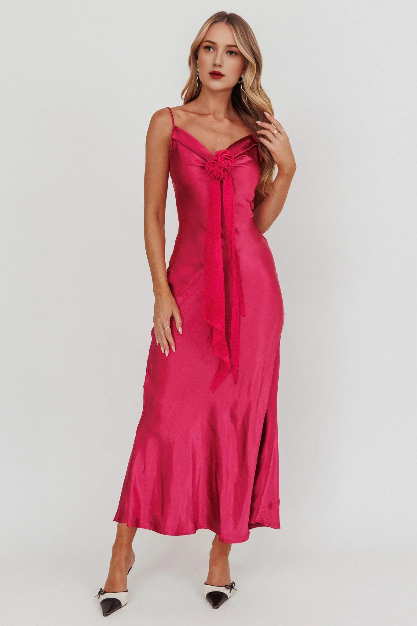 Vestido elegante de satén fucsia Weitese, con tirantes finos, escote en V, lazo con volantes y silueta hasta el suelo.